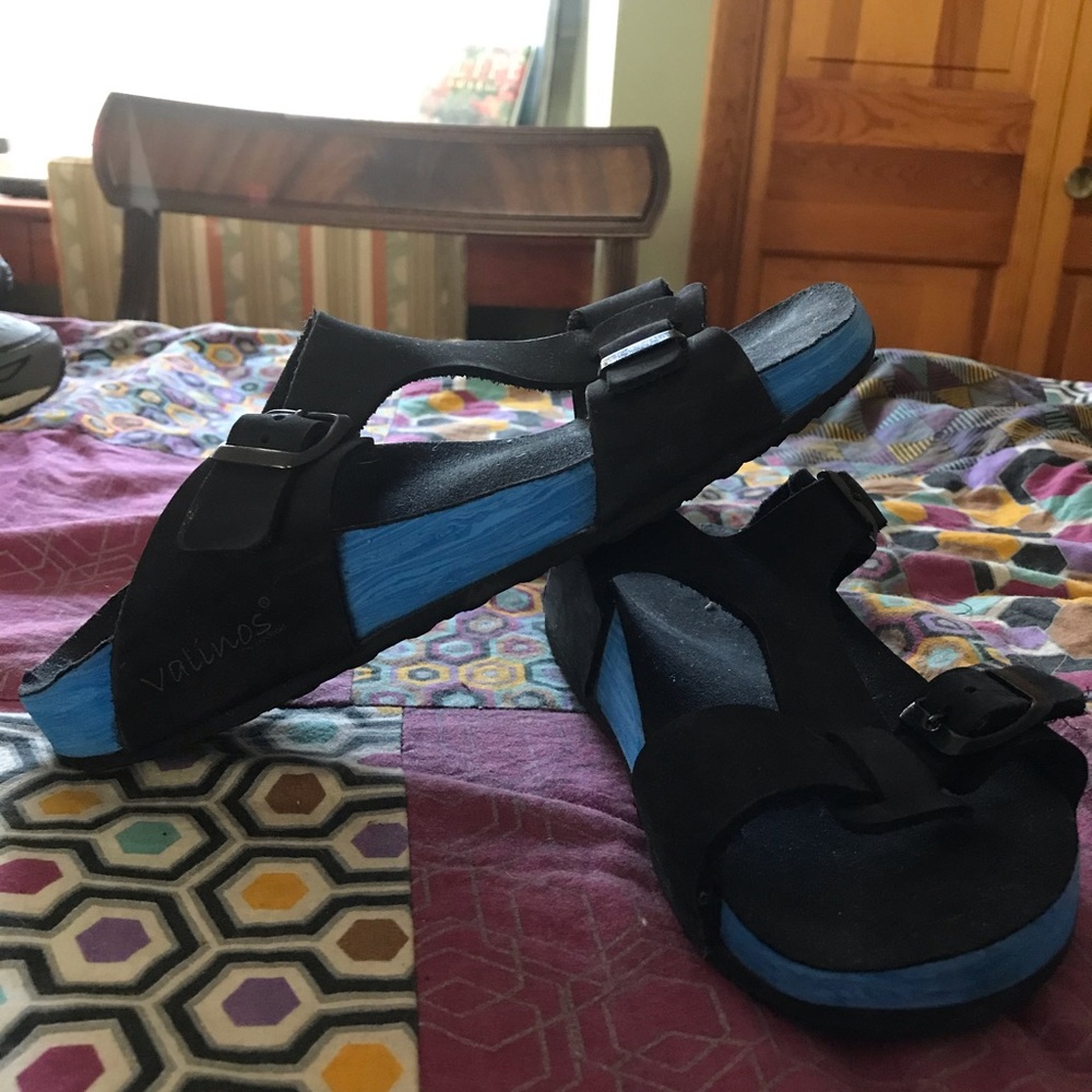 Size 7 valinos women’s suede sandals